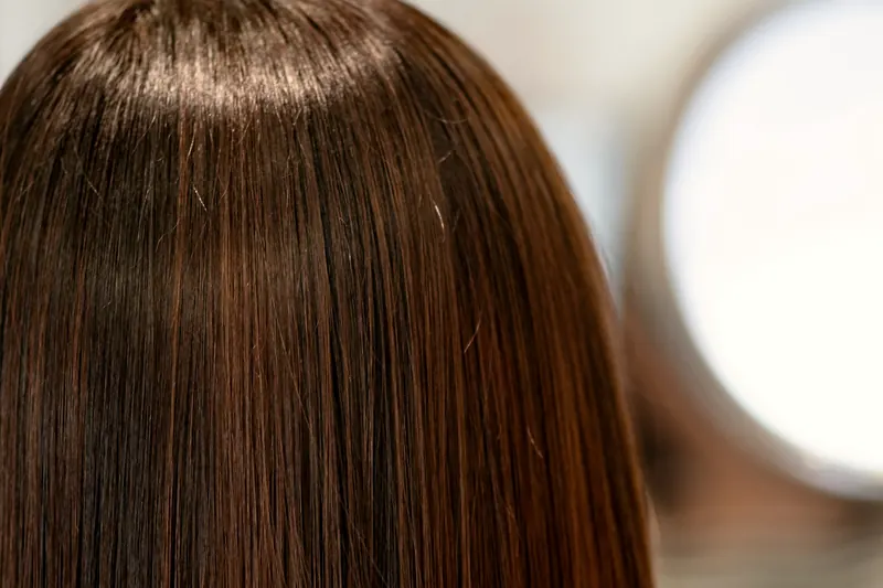Carré brun lisse vu de dos